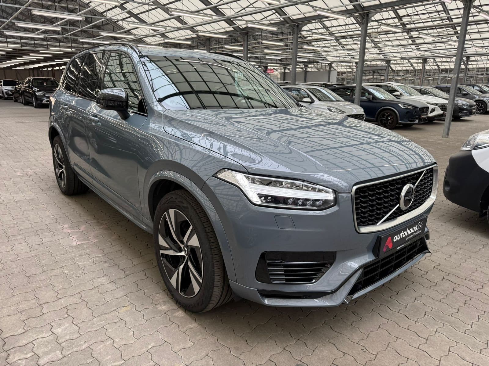 Volvo XC90 SUV / Crossover / Geländewagen VOLVO XC90 T8 Twin Engine Geartronic R-Design Sports Utility Vehicle #1