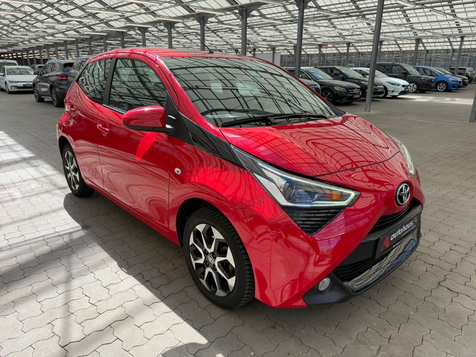 Toyota AYGO Schräghecklimousine TOYOTA AYGO 1,0-l-VVT-i x-play club Kleinstwagen #1