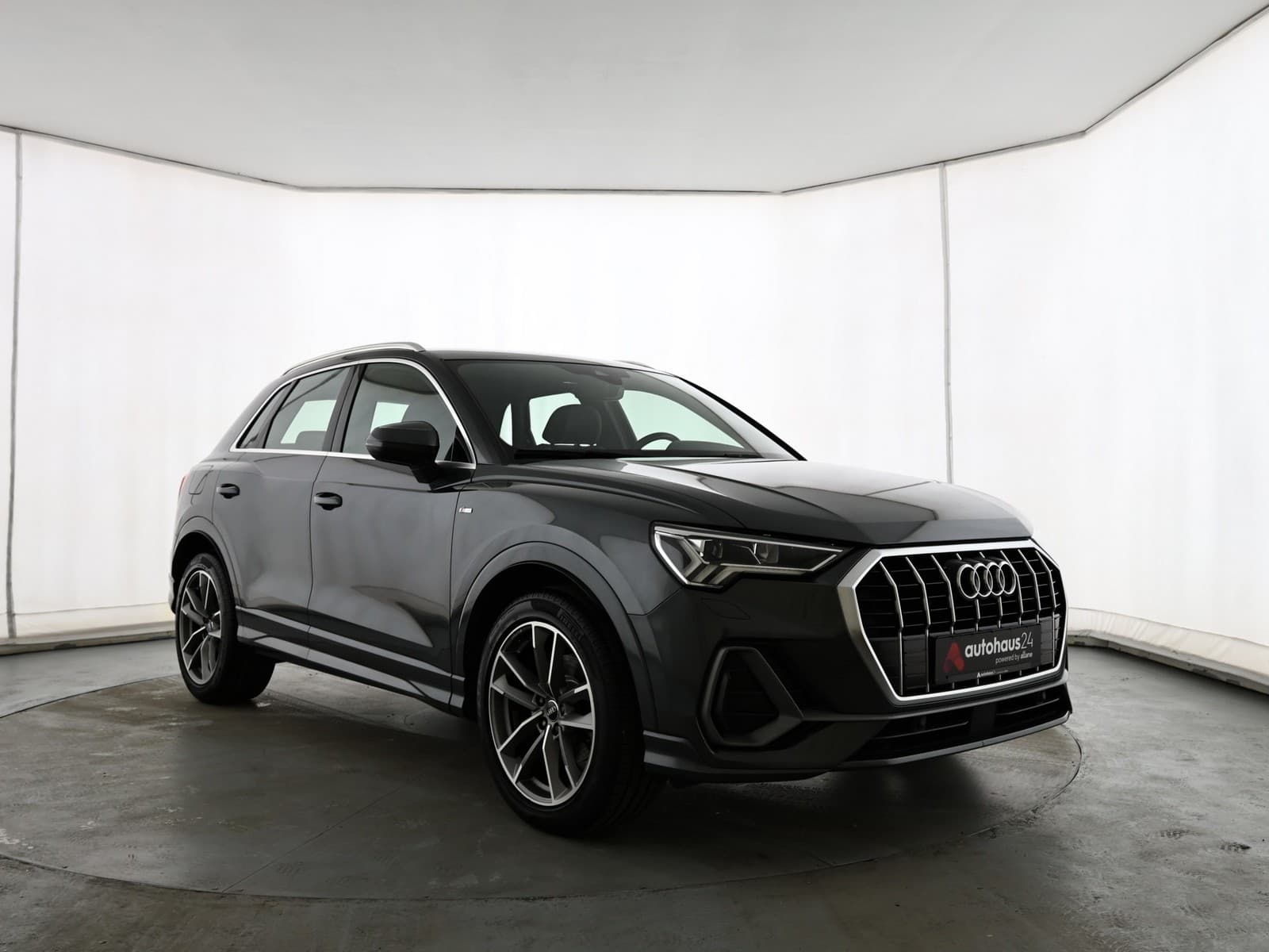 Audi Q3 SUV / Crossover / Geländewagen AUDI Q3 35 TDI S tronic S line Sports Utility Vehicle #1