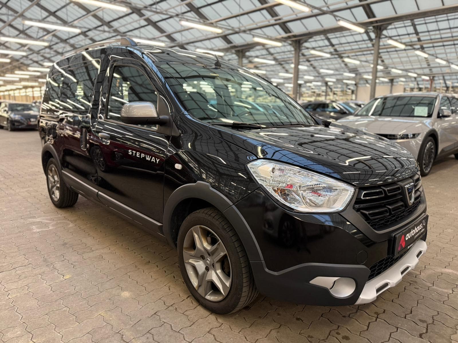 Dacia Dokker Kleinbus / Van DACIA Dokker TCe 130 GPF Stepway Plus Kompaktvan #1