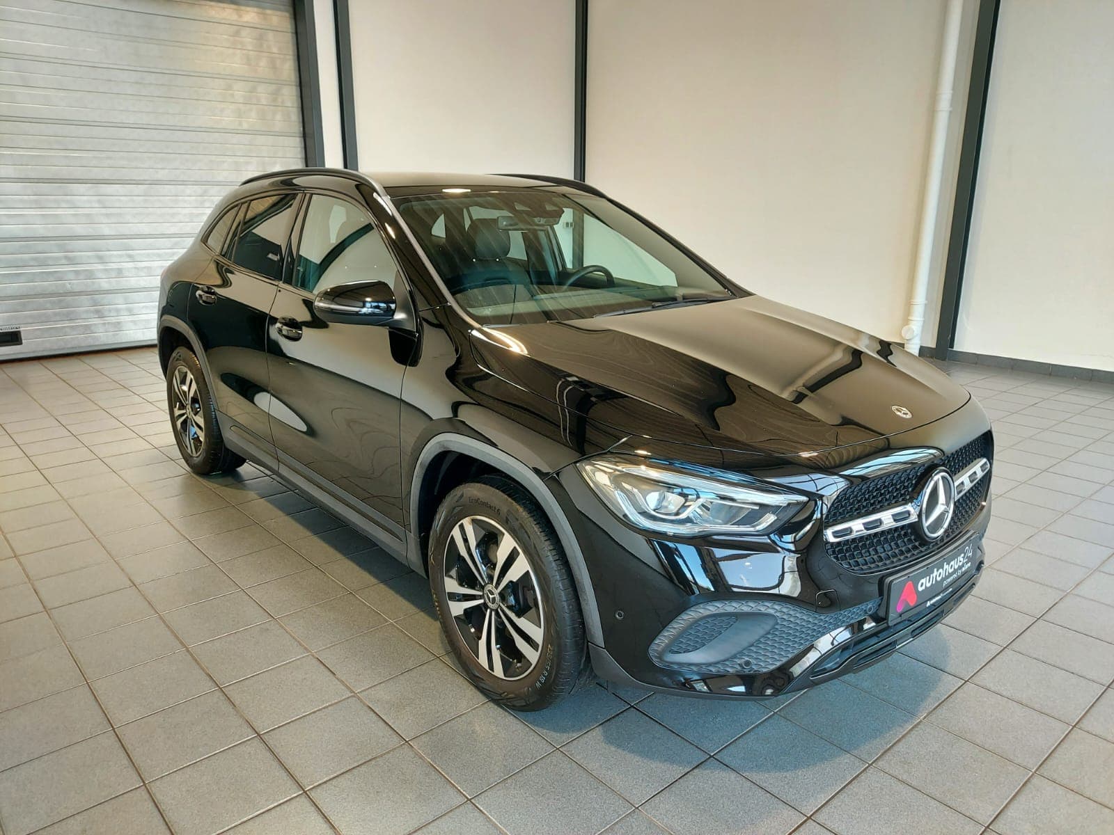 Mercedes-Benz GLA-Klasse SUV / Crossover / Geländewagen MERCEDES GLA GLA 200 DCT Sports Utility Vehicle #1