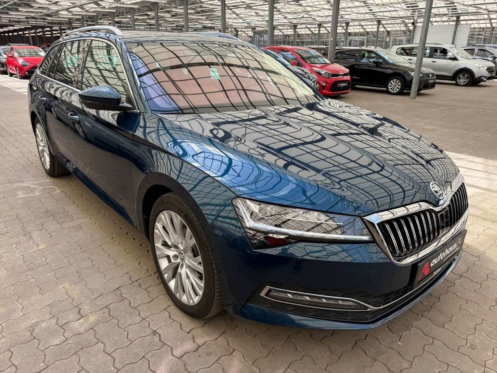 ŠKODA Superb Kombi SKODA Superb 2.0 TDI SCR 147kW DSG 4x4 PREM EDI COMBI Kombi #1
