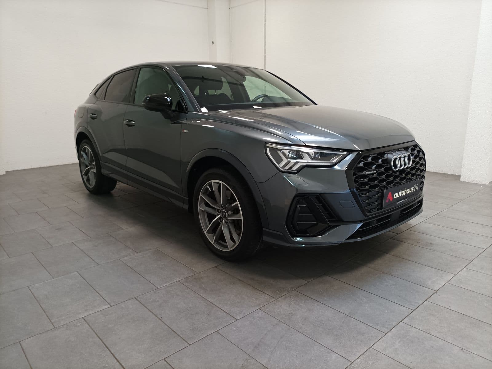Audi Q3 SUV / Crossover / Geländewagen AUDI Q3 Sportback 40 TDI quattro S tronic S line Sports Utility Vehicle #1