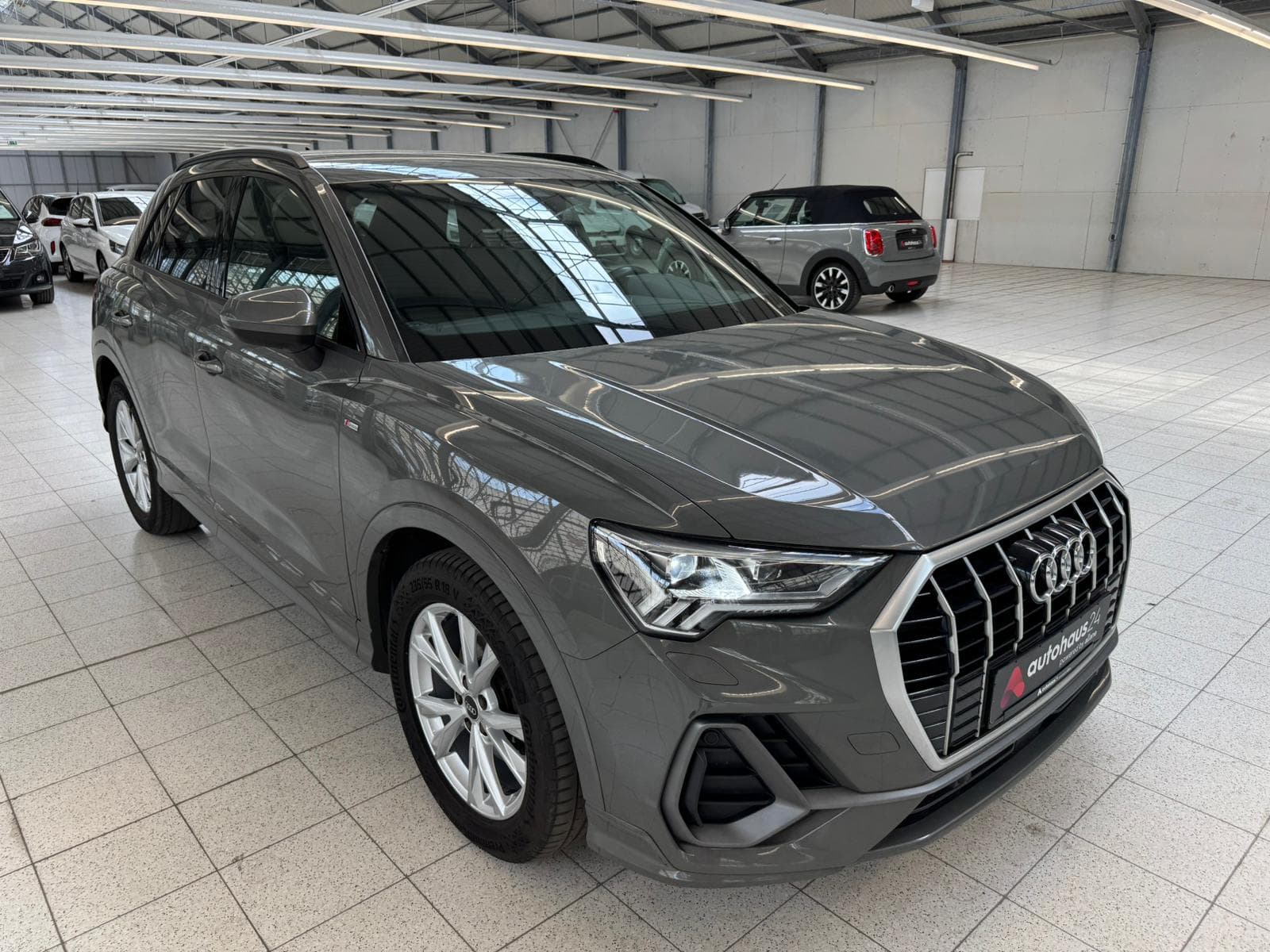 Audi Q3 SUV / Crossover / Geländewagen AUDI Q3 35 TDI S tronic S line Sports Utility Vehicle #1