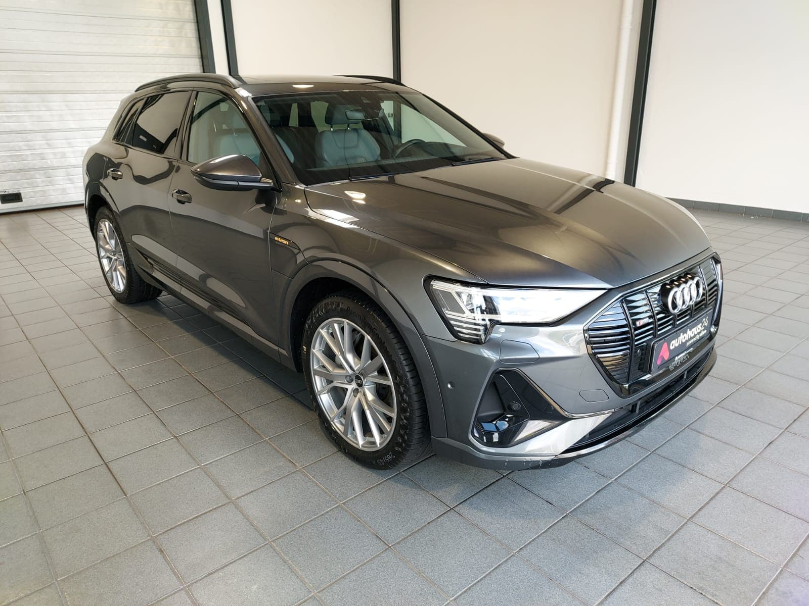 Audi e-tron SUV / Crossover / Geländewagen AUDI e-tron 55 quattro S line Sports Utility Vehicle #1