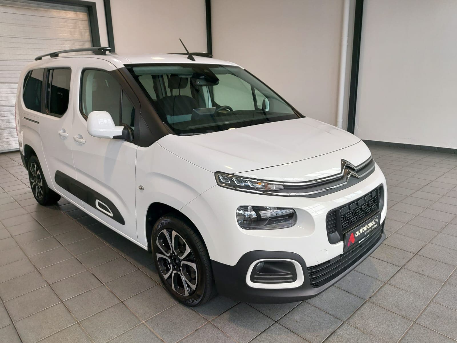 Citroën Berlingo Kleinbus / Van CITROEN Berlingo PureTech 130 S&S SHINE XL 7-Sitzer EAT8 Van #1