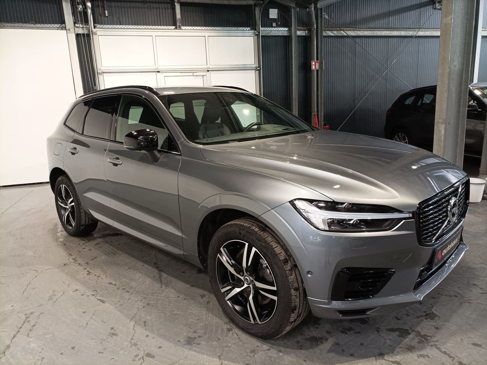 Volvo XC60 SUV / Crossover / Geländewagen VOLVO XC60 T6 AWD Recharge R Design Geartronic Sports Utility Vehicle #1