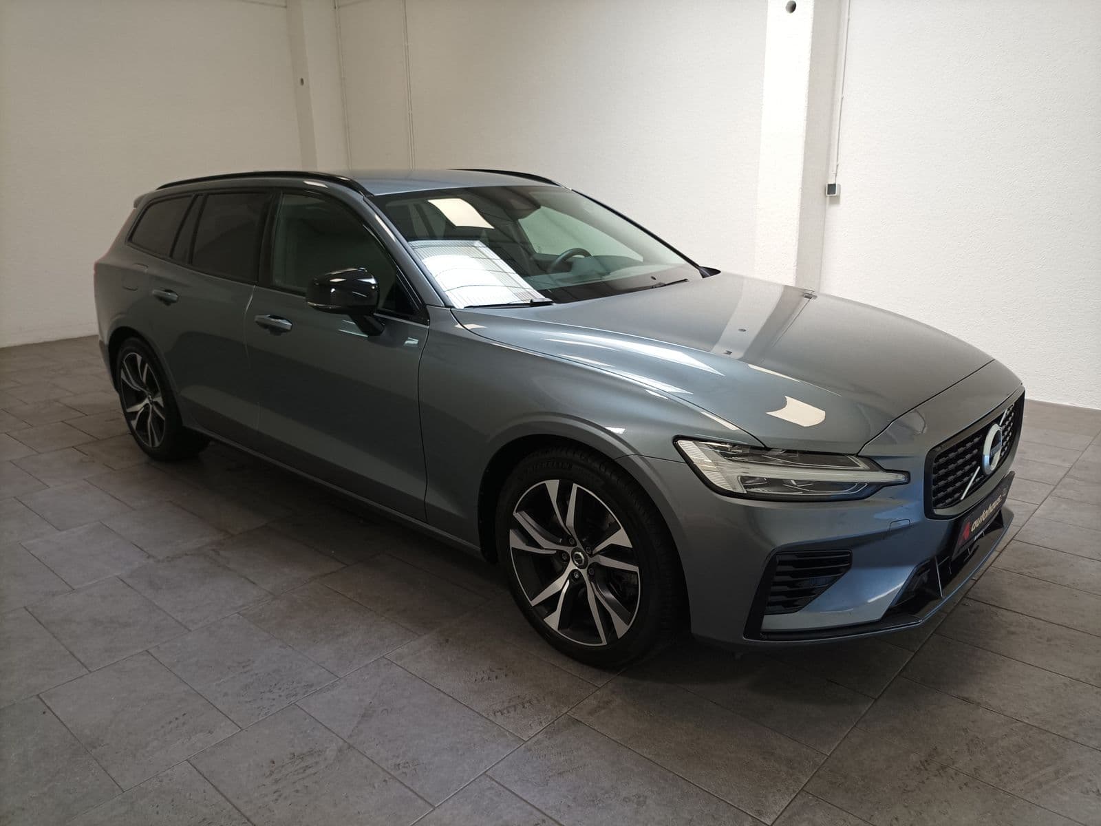 Volvo V60 Kombi VOLVO V60 T6 Recharge AWD Geartr. R Design Expres. Kombi #1