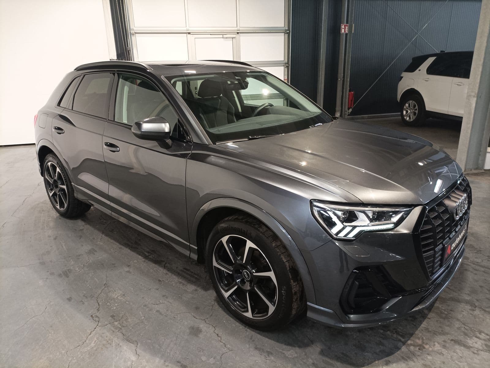 Audi Q3 SUV / Crossover / Geländewagen AUDI Q3 35 TFSI S tronic S line Sports Utility Vehicle #1