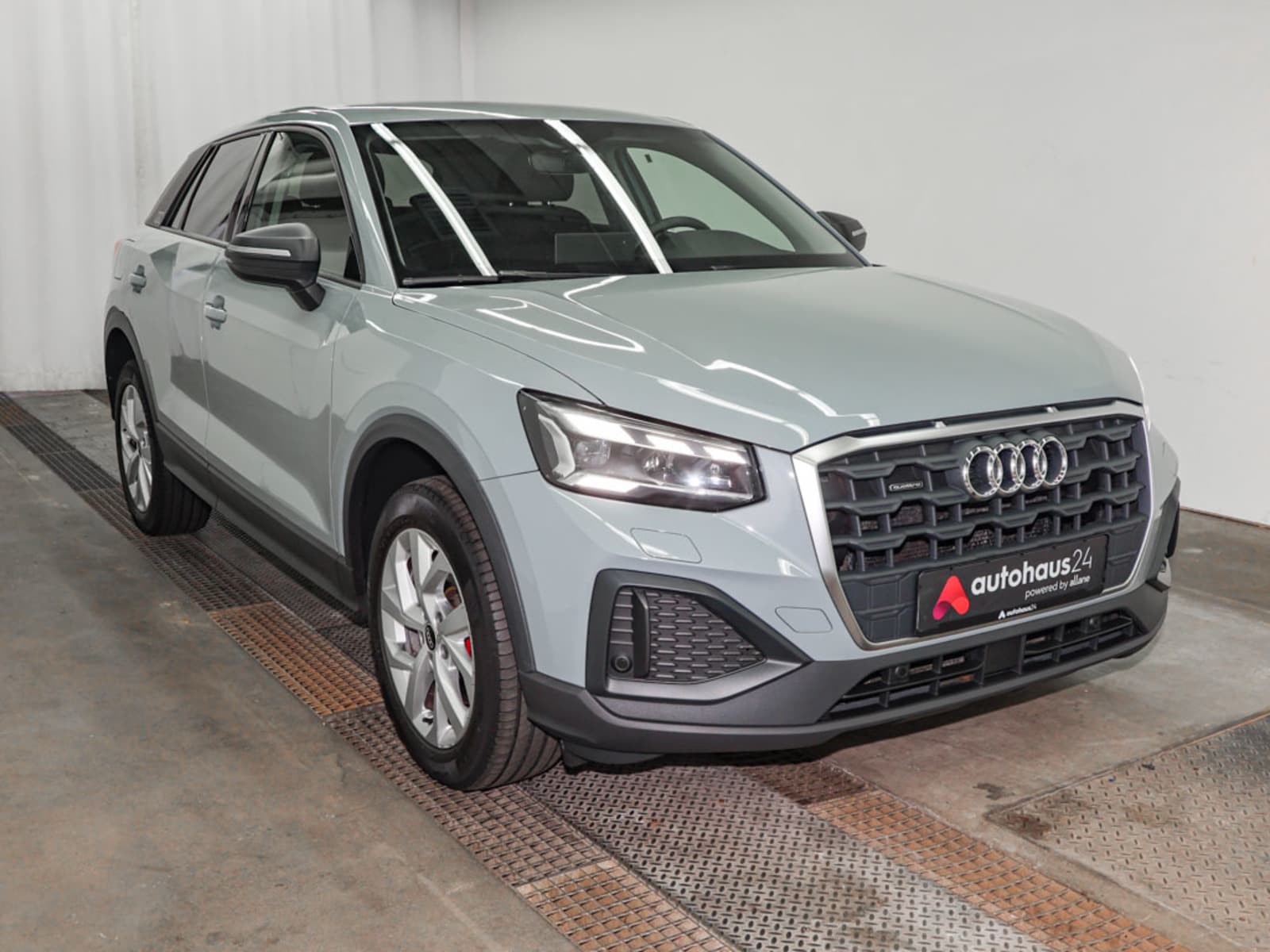 Audi Q2 SUV / Crossover / Geländewagen AUDI Q2 35 TDI S tronic quattro Sports Utility Vehicle #1