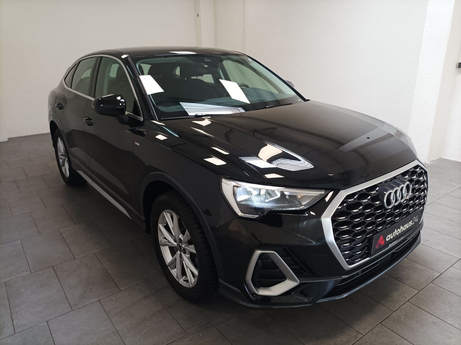 Audi Q3 SUV / Crossover / Geländewagen AUDI Q3 Sportback 35 TFSI S line Sports Utility Vehicle #1