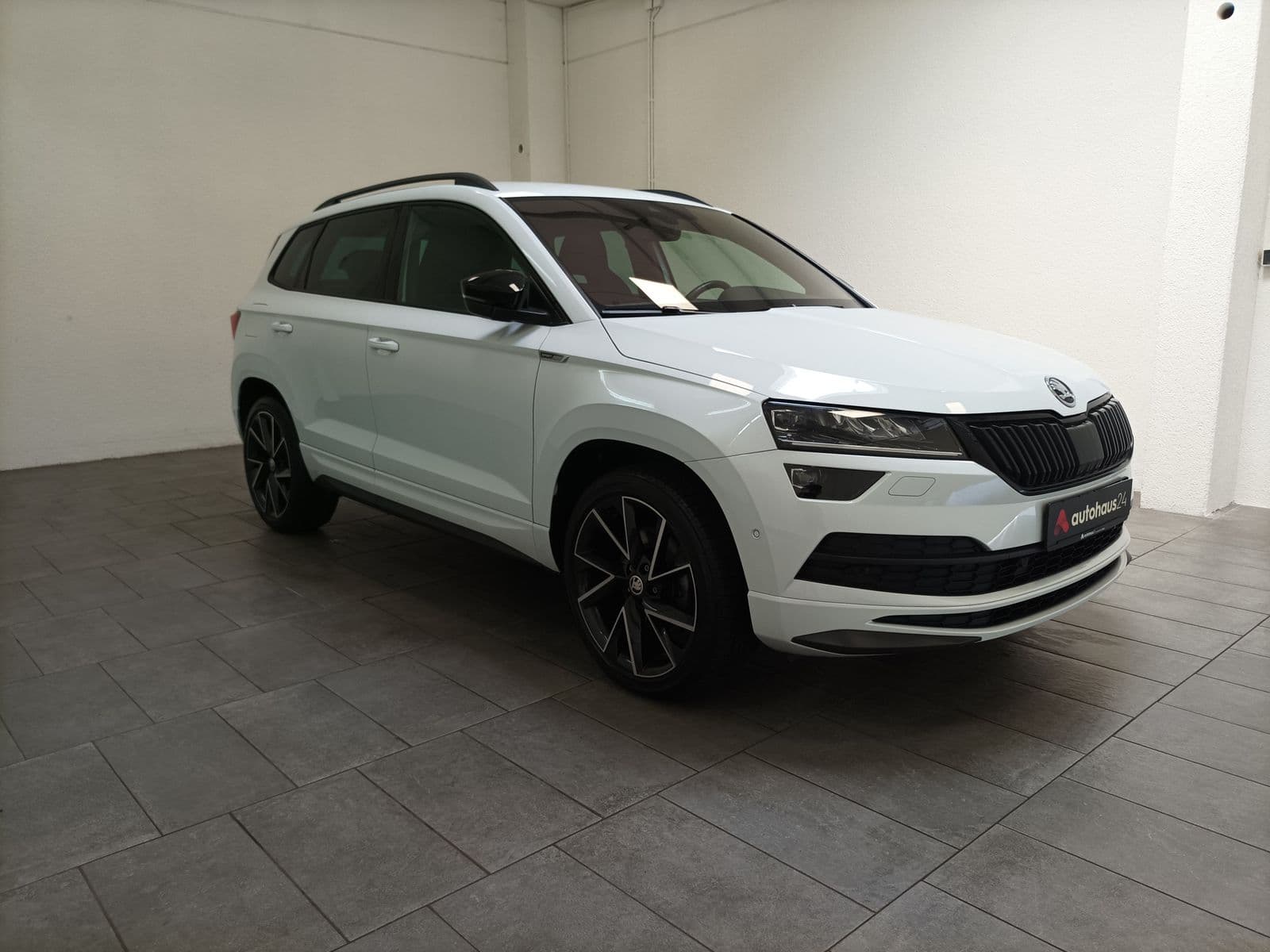 ŠKODA Karoq SUV / Crossover / Geländewagen SKODA Karoq 2.0l TSI DSG 4x4 SPORTLINE Sports Utility Vehicle #1