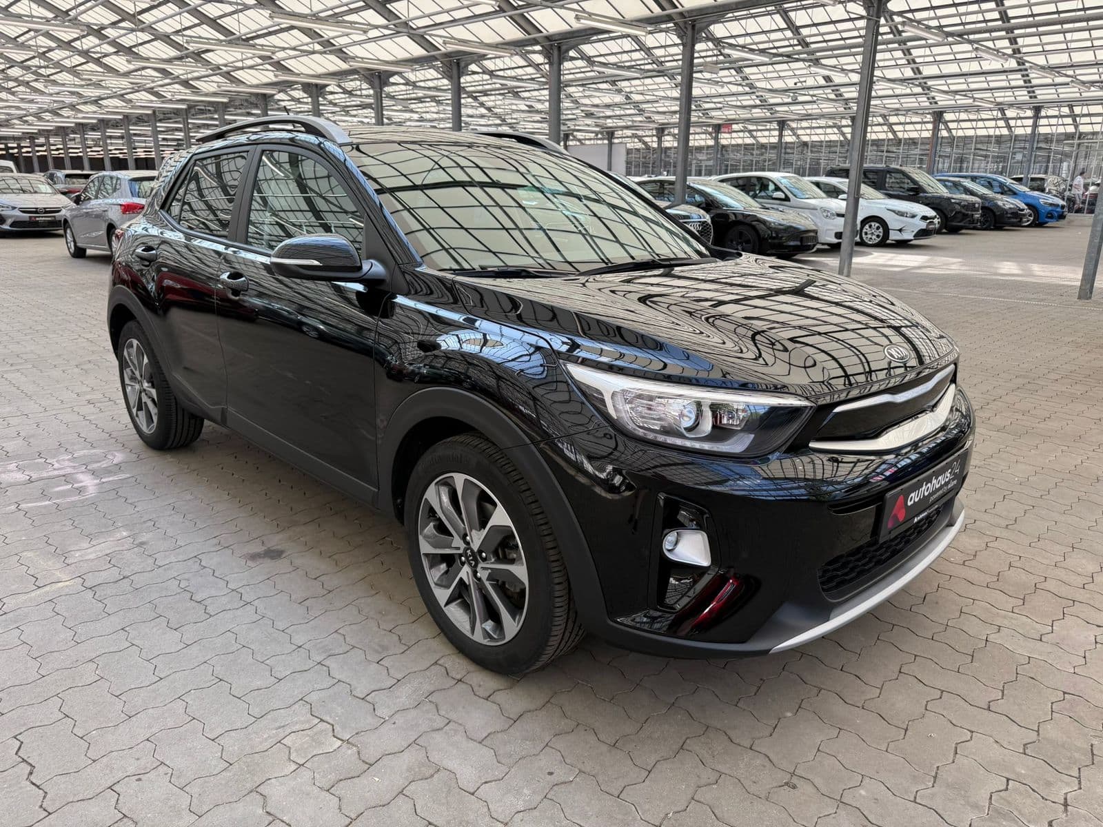 Kia Stonic SUV / Crossover / Geländewagen KIA Stonic 1.0 T-GDI 100 Vision Sports Utility Vehicle #1