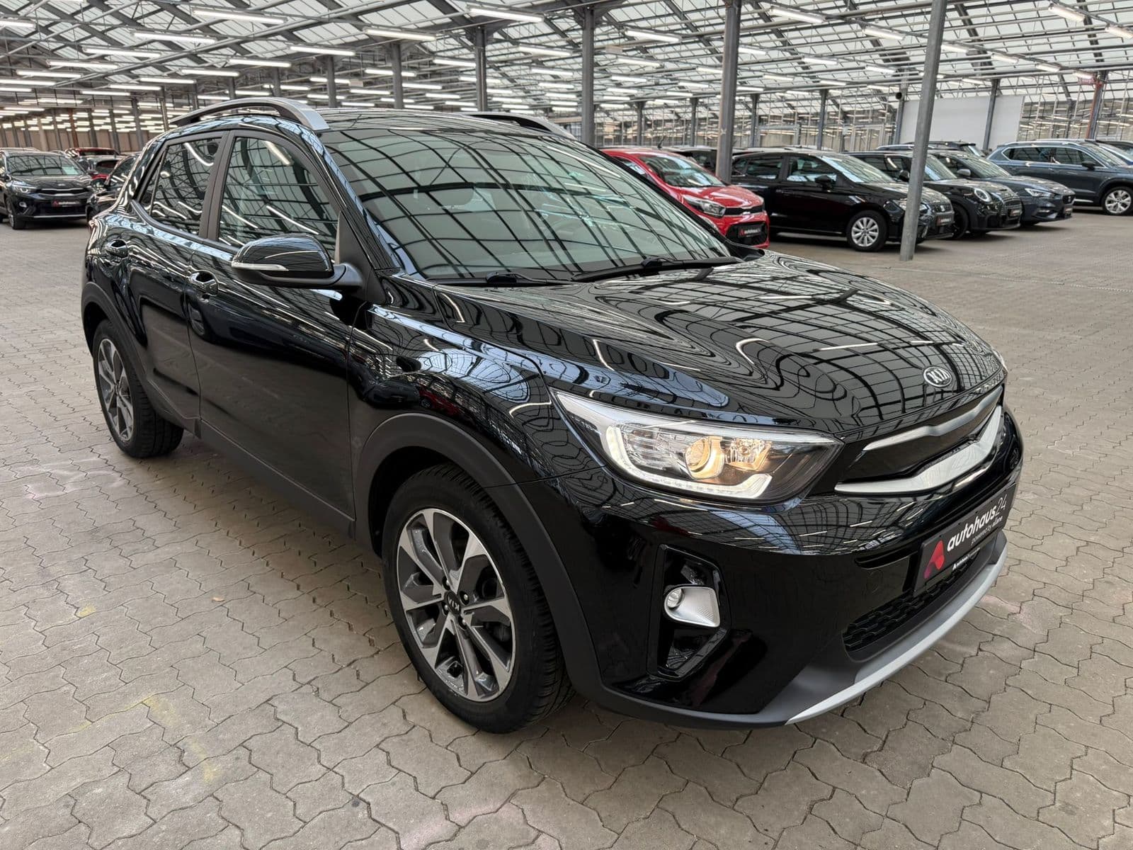 Kia Stonic SUV / Crossover / Geländewagen KIA Stonic 1.0 T-GDI 100 Vision Sports Utility Vehicle #1