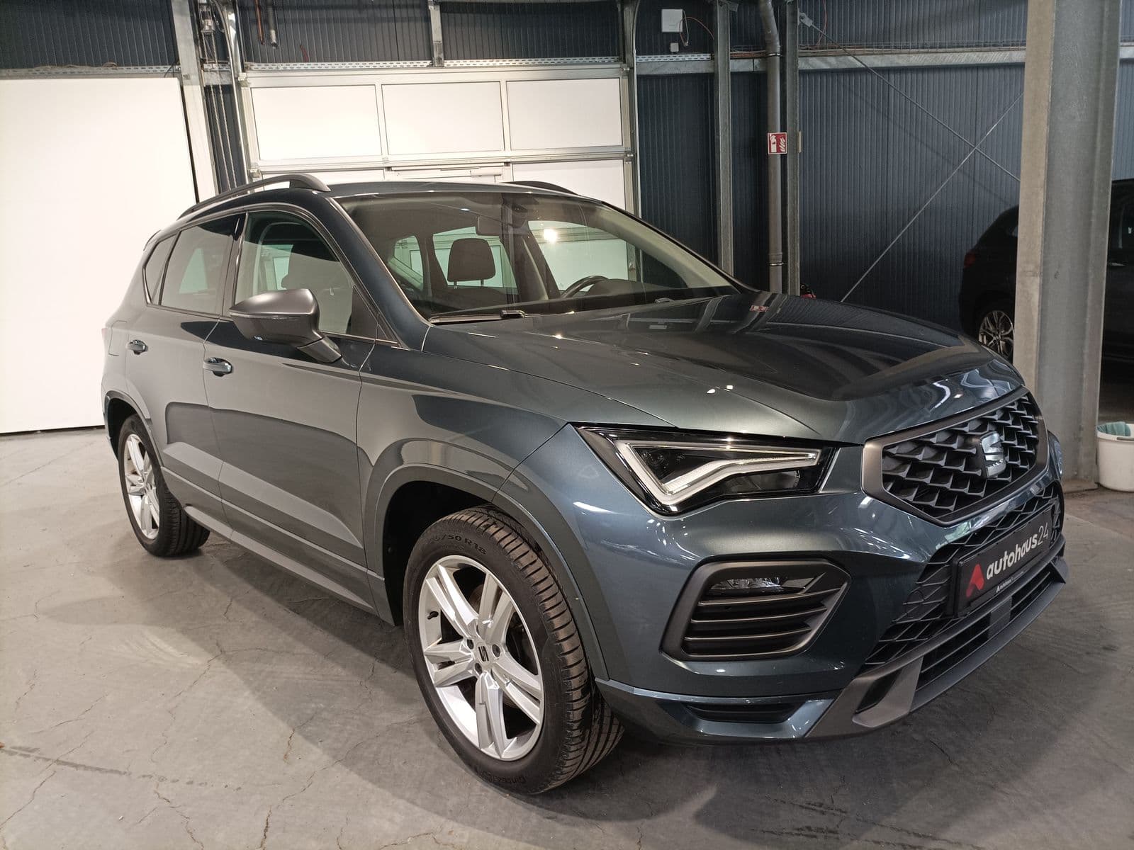 SEAT Ateca SUV / Crossover / Geländewagen SEAT Ateca 2.0 TSI 140kW FR 4Drive DSG Sports Utility Vehicle #1