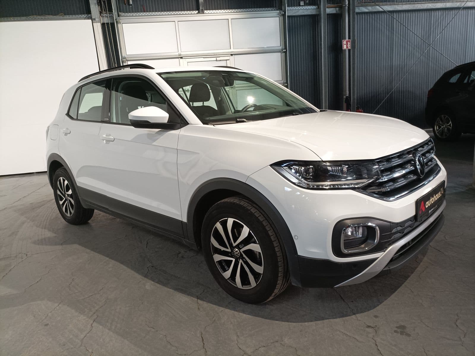 Volkswagen T-Cross SUV / Crossover / Geländewagen VOLKSWAGEN T-Cross 1.5 TSI OPF DSG ACTIVE Sports Utility Vehicle #1