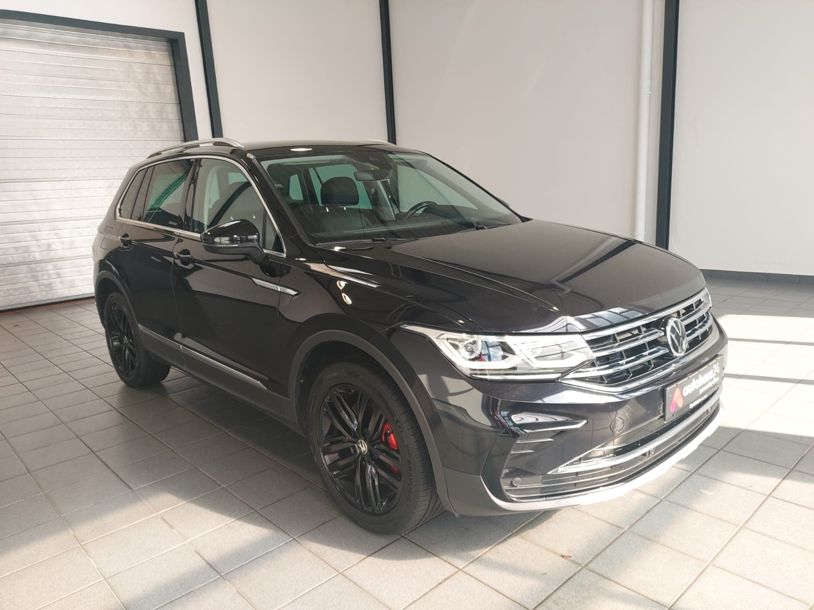 Volkswagen Tiguan SUV / Crossover / Geländewagen VOLKSWAGEN Tiguan 2.0 TDI SCR 147kW DSG 4MOTION Elegance Sports Utility Vehicle #1