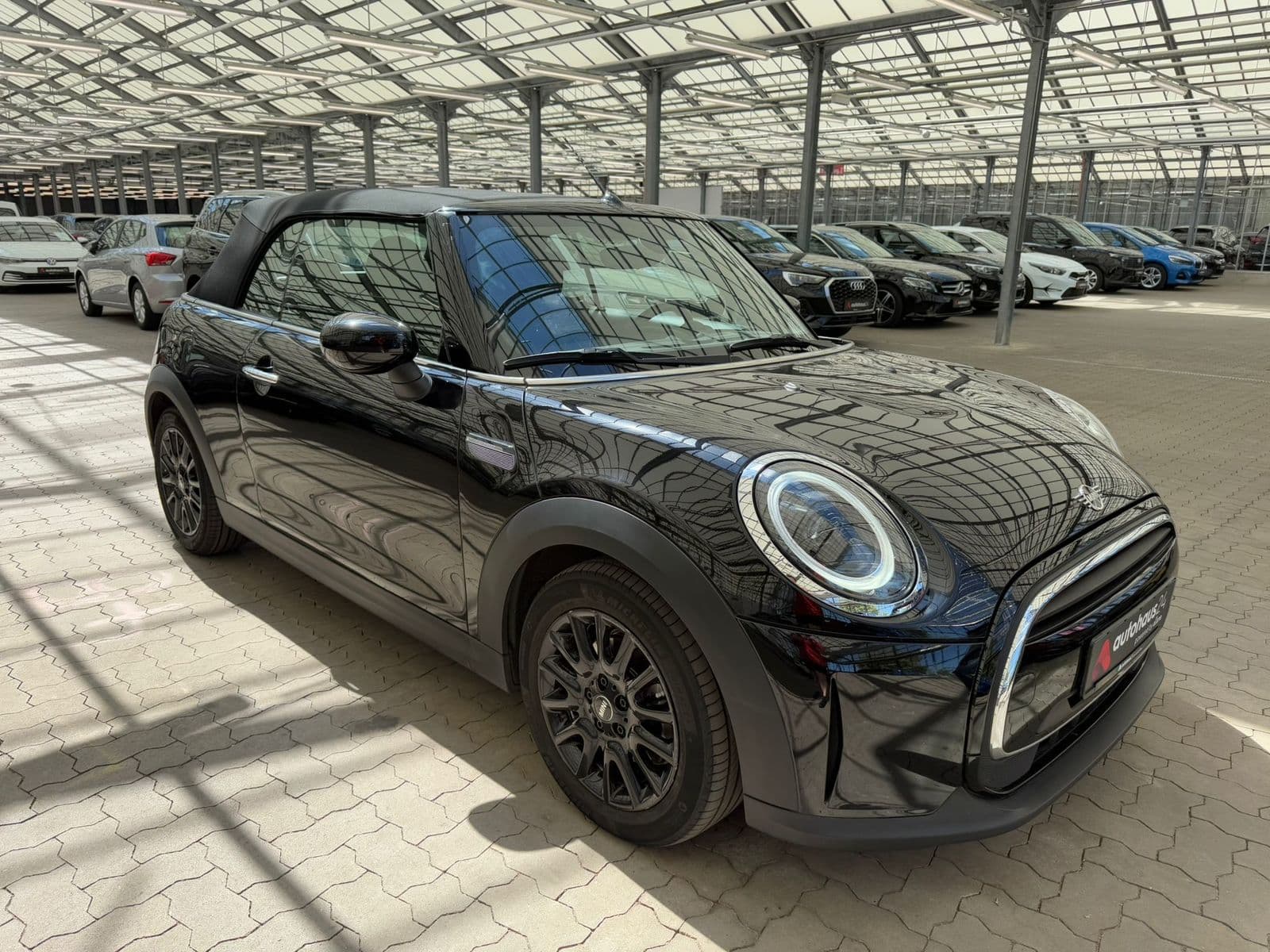 MINI Cabrio Cabrio / Roadster MINI MINI One Cabrio Essential Trim Cabriolet #1