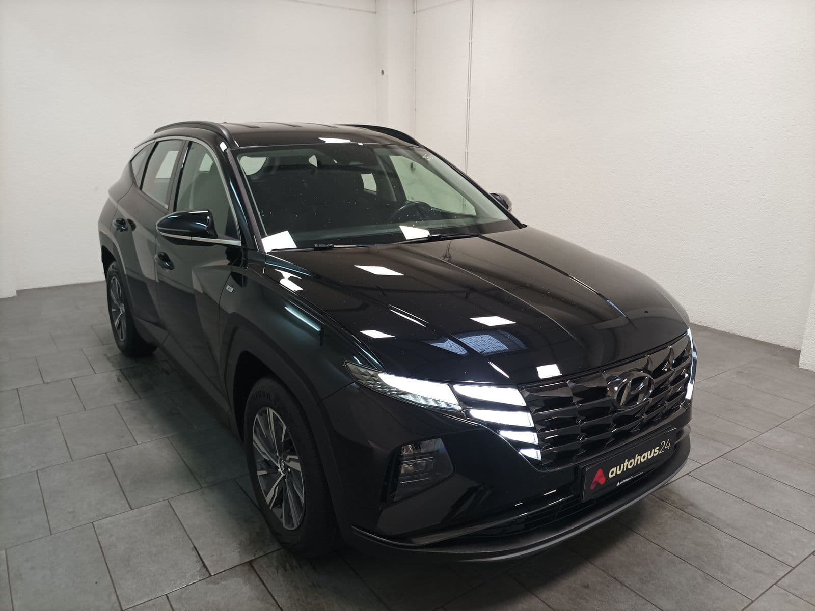 Hyundai Tucson SUV / Crossover / Geländewagen HYUNDAI Tucson 1.6 CRDi 100kW 48V Select DCT Sports Utility Vehicle #1