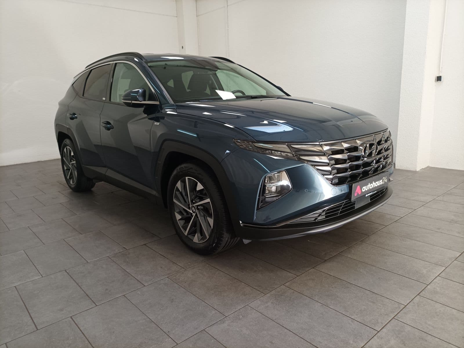 Hyundai Tucson SUV / Crossover / Geländewagen HYUNDAI Tucson 1.6 T-GDI 132kW 48V Trend Sports Utility Vehicle #1