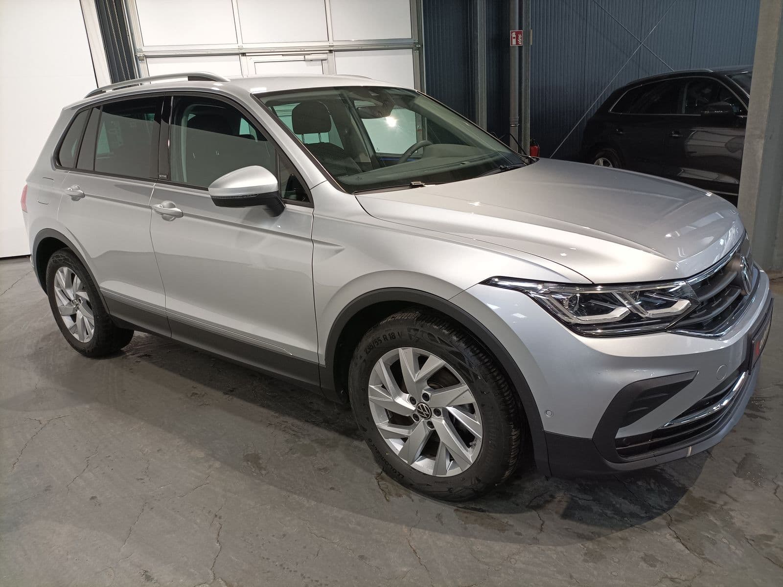 Volkswagen Tiguan SUV / Crossover / Geländewagen VOLKSWAGEN Tiguan 1.5 TSI OPF ACTIVE Sports Utility Vehicle #1