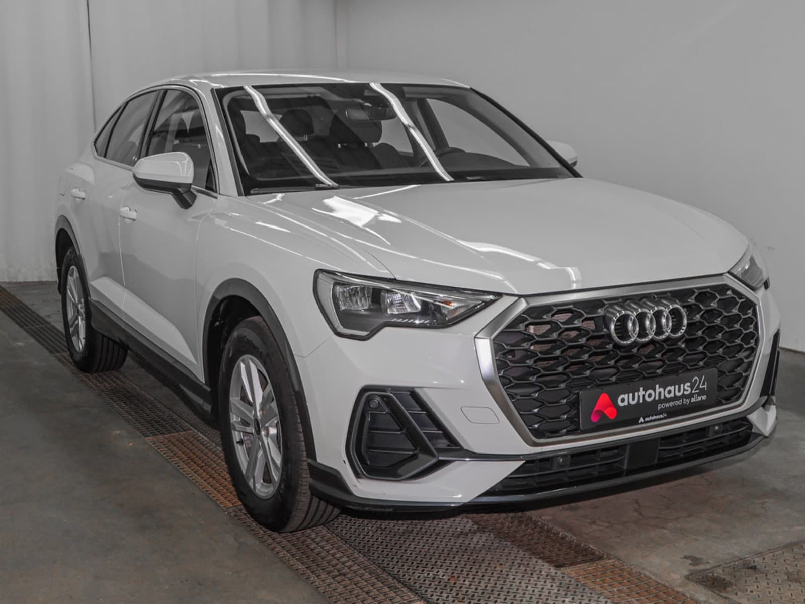 Audi Q3 SUV / Crossover / Geländewagen AUDI Q3 Sportback 35 TDI Sports Utility Vehicle #1