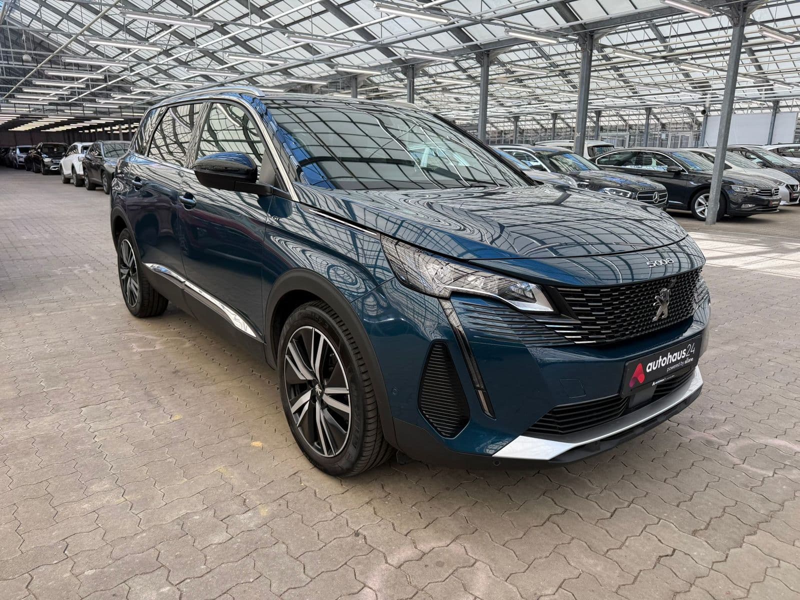 Peugeot 5008 SUV / Crossover / Geländewagen PEUGEOT 5008 PureTech 180 EAT8 GT Pack Sports Utility Vehicle #1