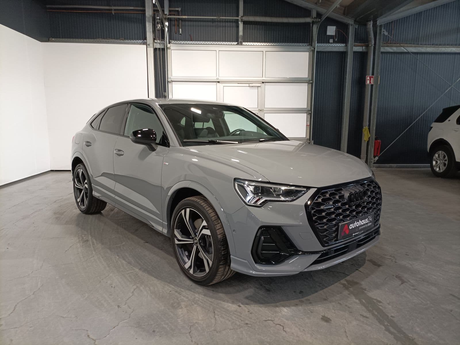 Audi Q3 SUV / Crossover / Geländewagen AUDI Q3 Sportback 40 TFSI quattro S tronic S line Sports Utility Vehicle #1