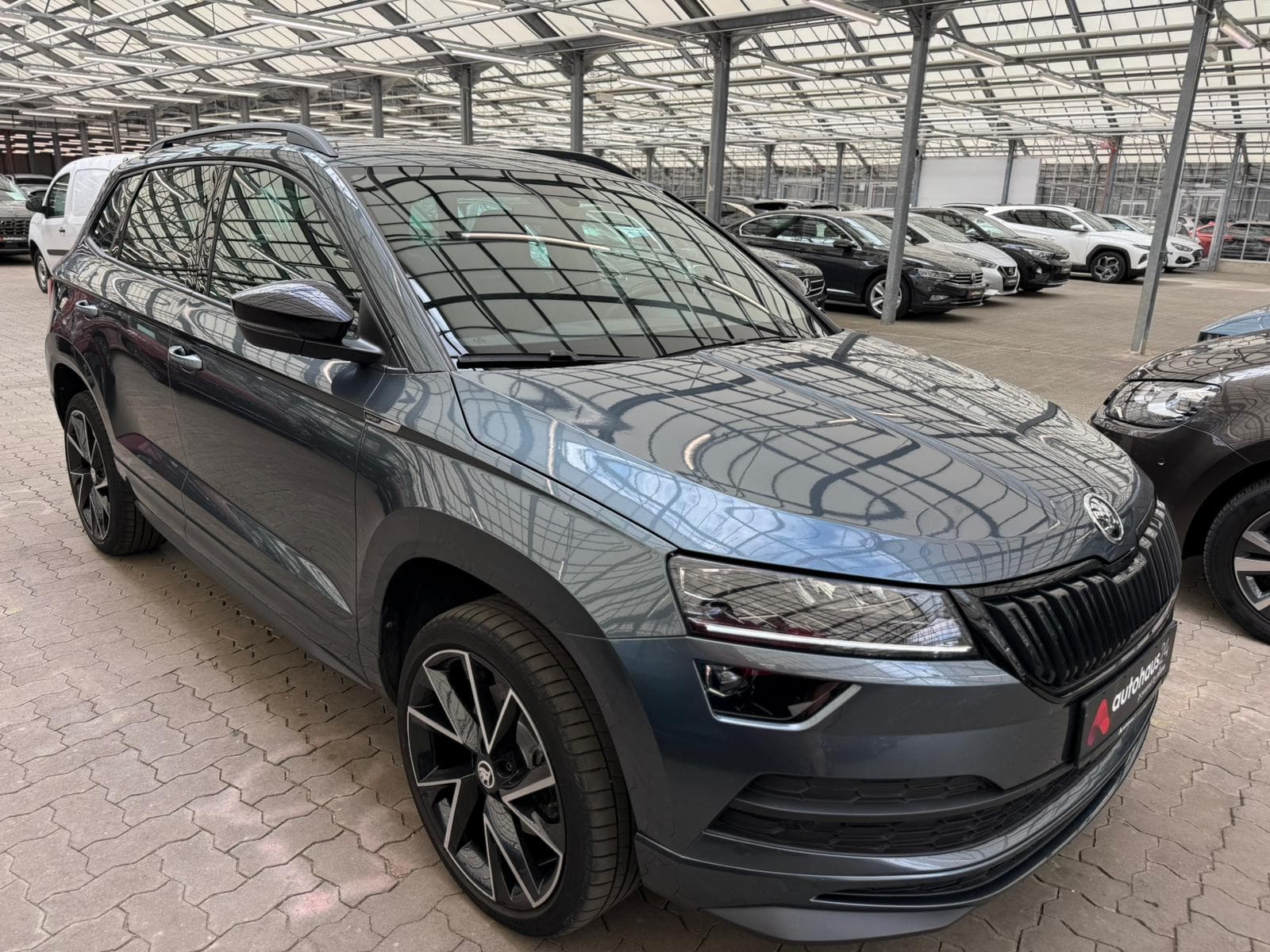 ŠKODA Karoq SUV / Crossover / Geländewagen SKODA Karoq 1.5 TSI ACT SPORTLINE Sports Utility Vehicle #1
