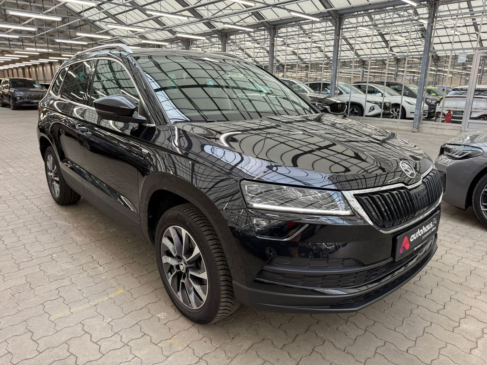 ŠKODA Karoq SUV / Crossover / Geländewagen SKODA Karoq 1.5l TSI ACT DSG CLEVER Sports Utility Vehicle #1