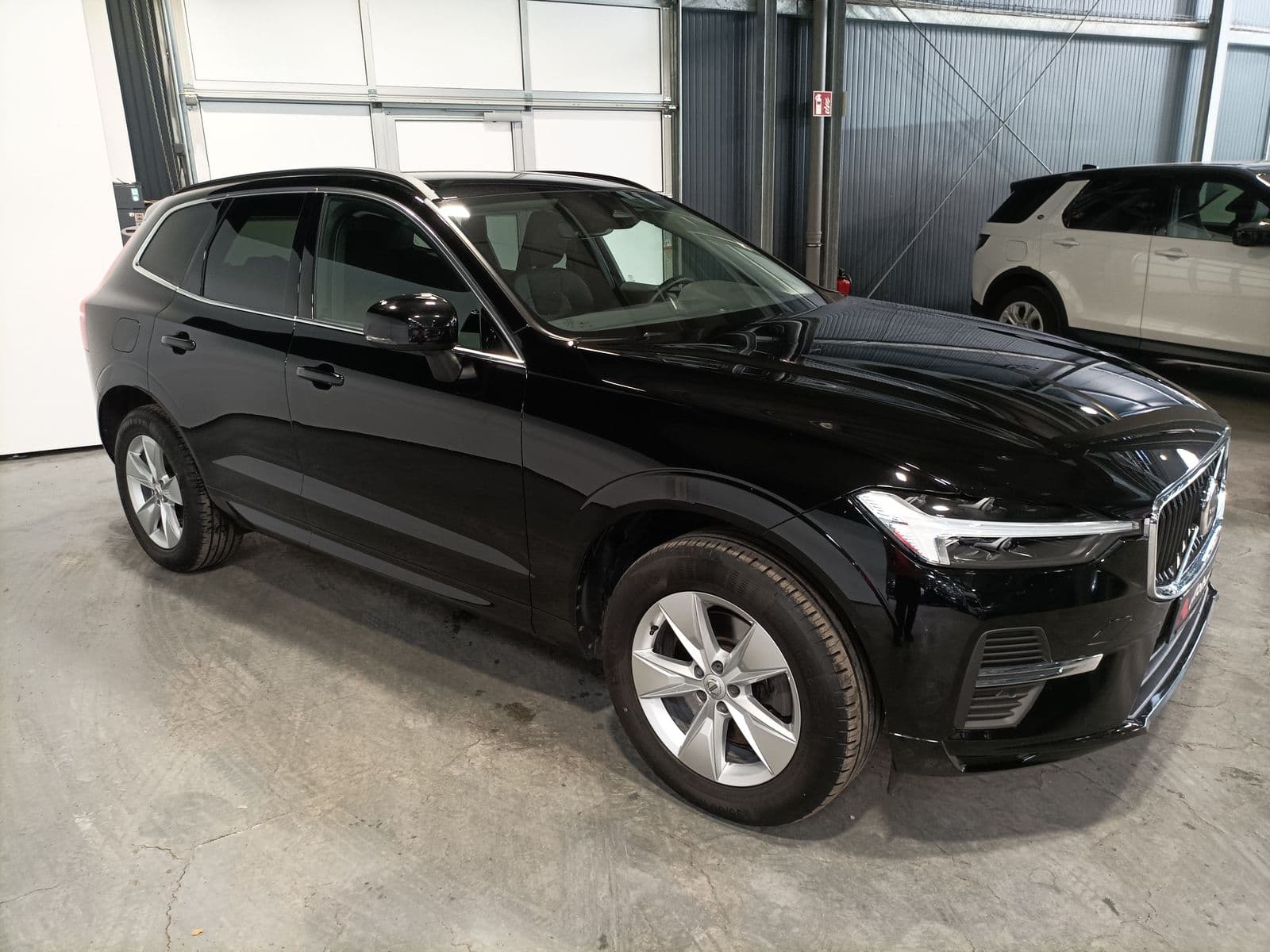 Volvo XC60 SUV / Crossover / Geländewagen VOLVO XC60 B4 D AWD Momentum Pro Geartronic Sports Utility Vehicle #1