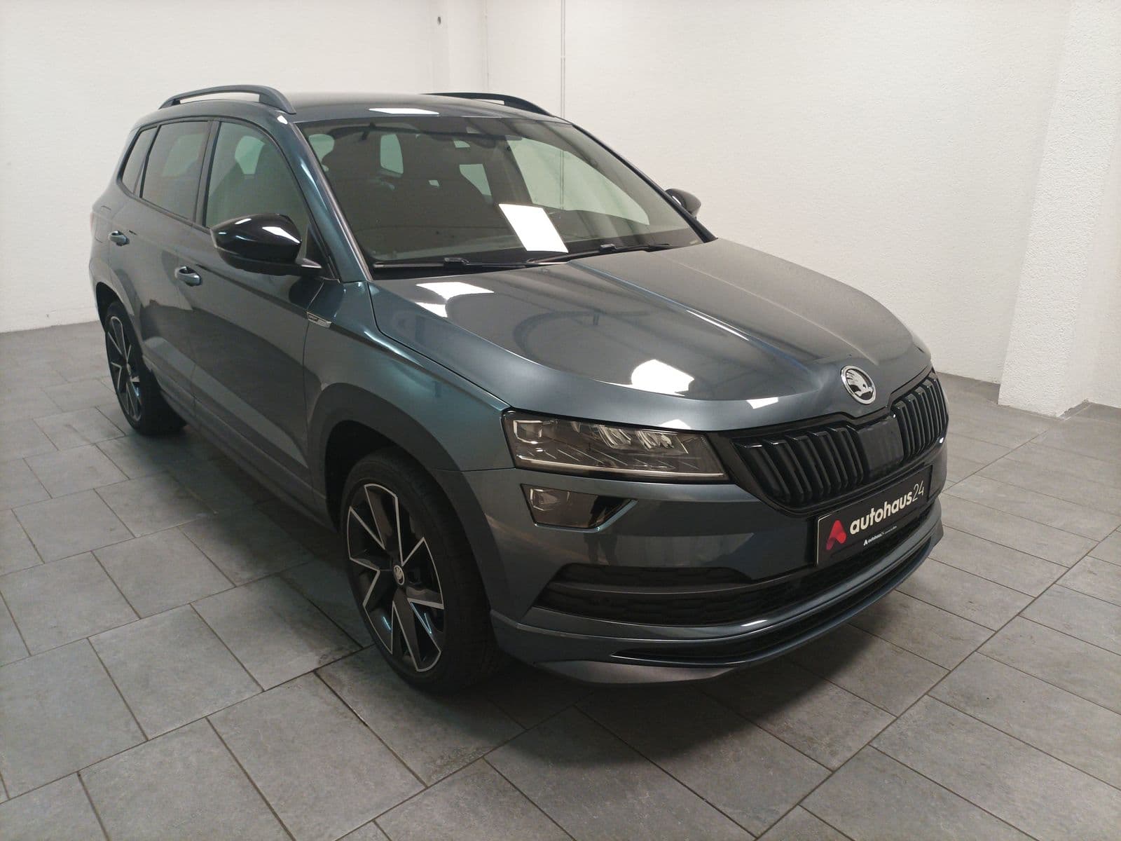 ŠKODA Karoq SUV / Crossover / Geländewagen SKODA Karoq 2.0 TSI DSG 4x4 SPORTLINE Sports Utility Vehicle #1