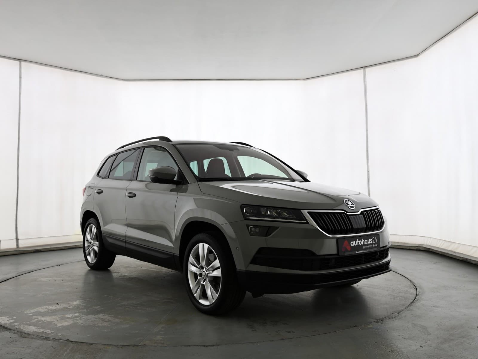 ŠKODA Karoq SUV / Crossover / Geländewagen SKODA Karoq 2.0l TDI DSG 4x4 STYLE Sports Utility Vehicle #1