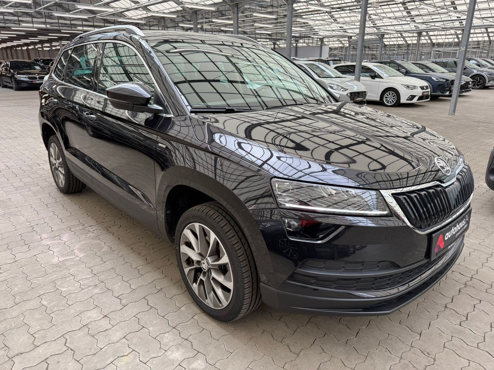 ŠKODA Karoq SUV / Crossover / Geländewagen SKODA Karoq 1.5l TSI ACT DSG CLEVER Sports Utility Vehicle #1