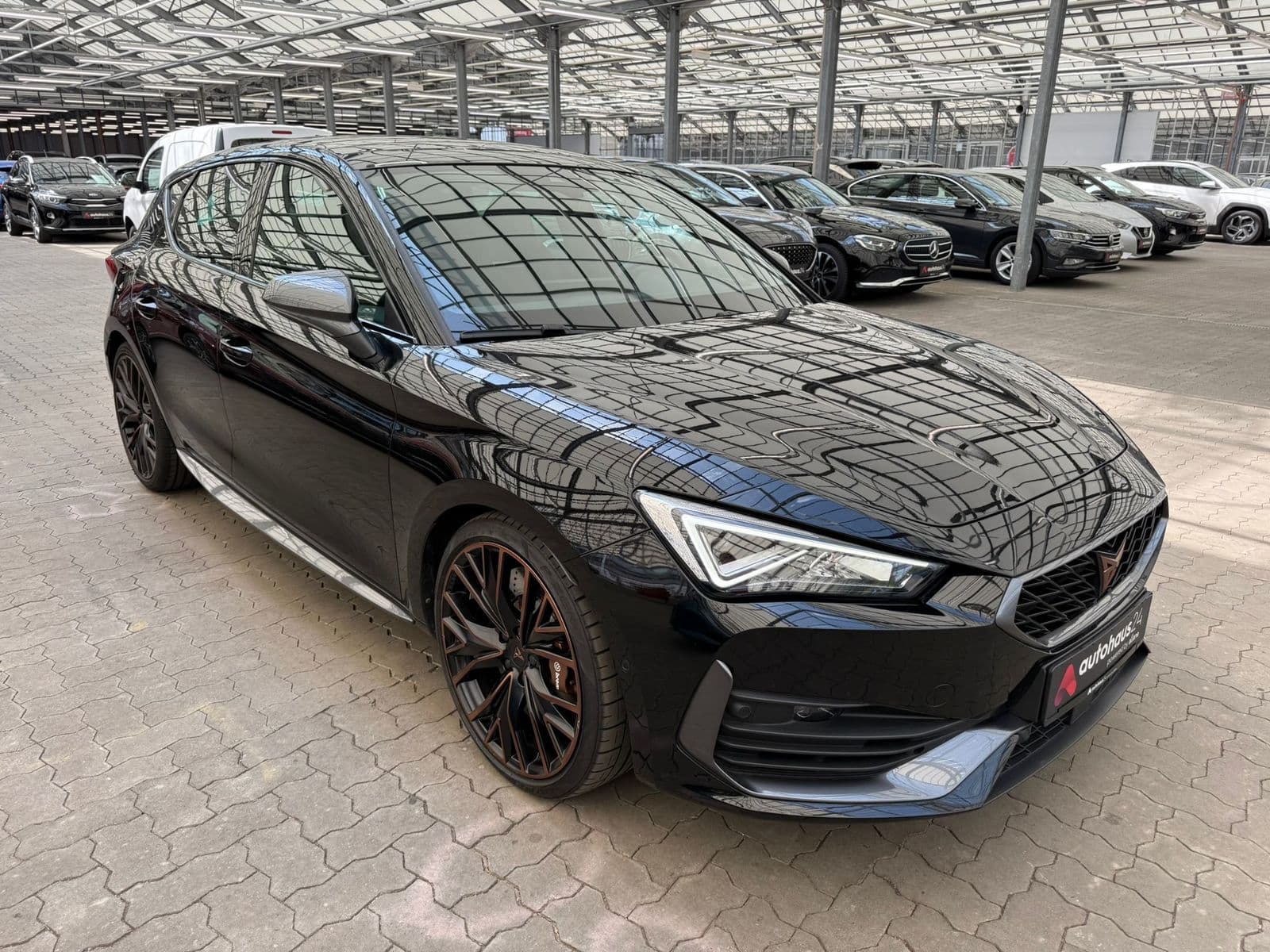 CUPRA Leon Limousine CUPRA Leon 2.0 TSI 221kW VZ DSG Schräghecklimousine #1