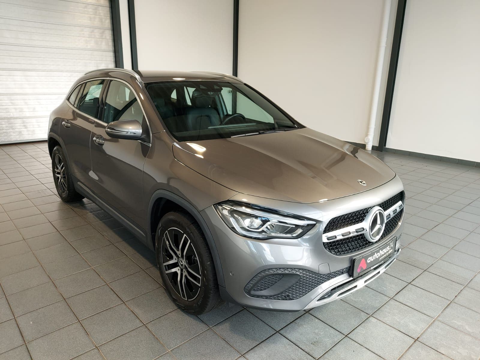 Mercedes-Benz GLA-Klasse SUV / Crossover / Geländewagen MERCEDES GLA GLA 200 DCT Sports Utility Vehicle #1