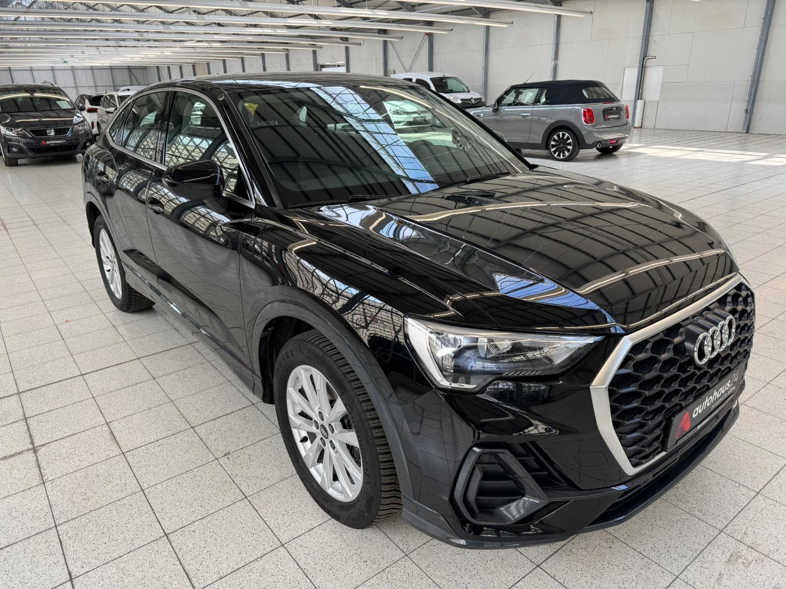 Audi Q3 SUV / Crossover / Geländewagen AUDI Q3 35 TFSI S tronic Sports Utility Vehicle #1