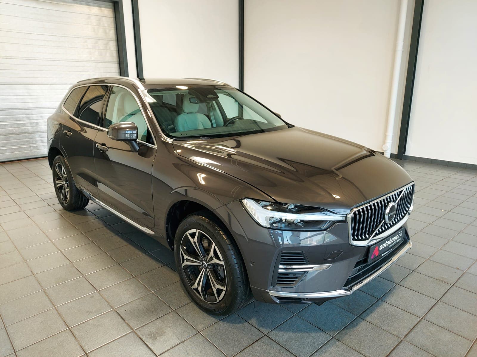 Volvo XC60 SUV / Crossover / Geländewagen VOLVO XC60 T6 AWD Recharge Inscription Ex. Geartr. Sports Utility Vehicle #1