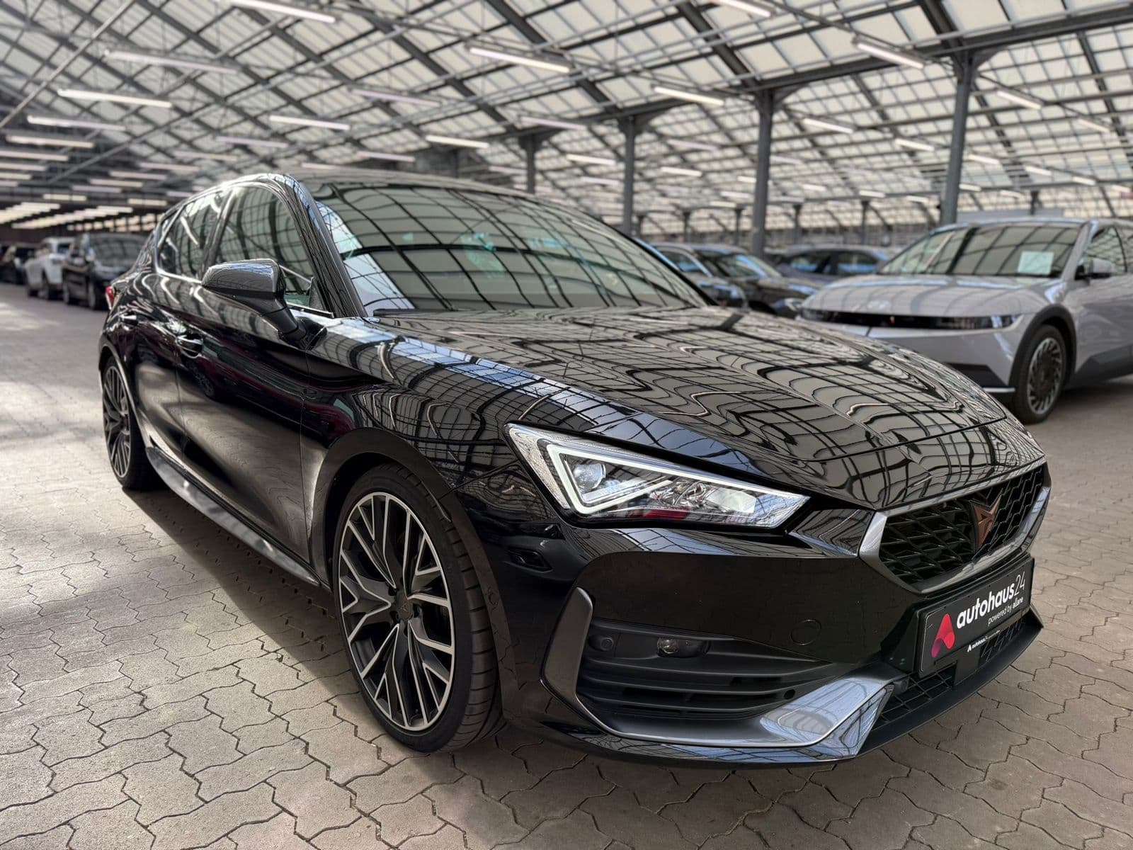 CUPRA Leon Limousine CUPRA Leon 2.0 TSI 221kW VZ DSG Schräghecklimousine #1