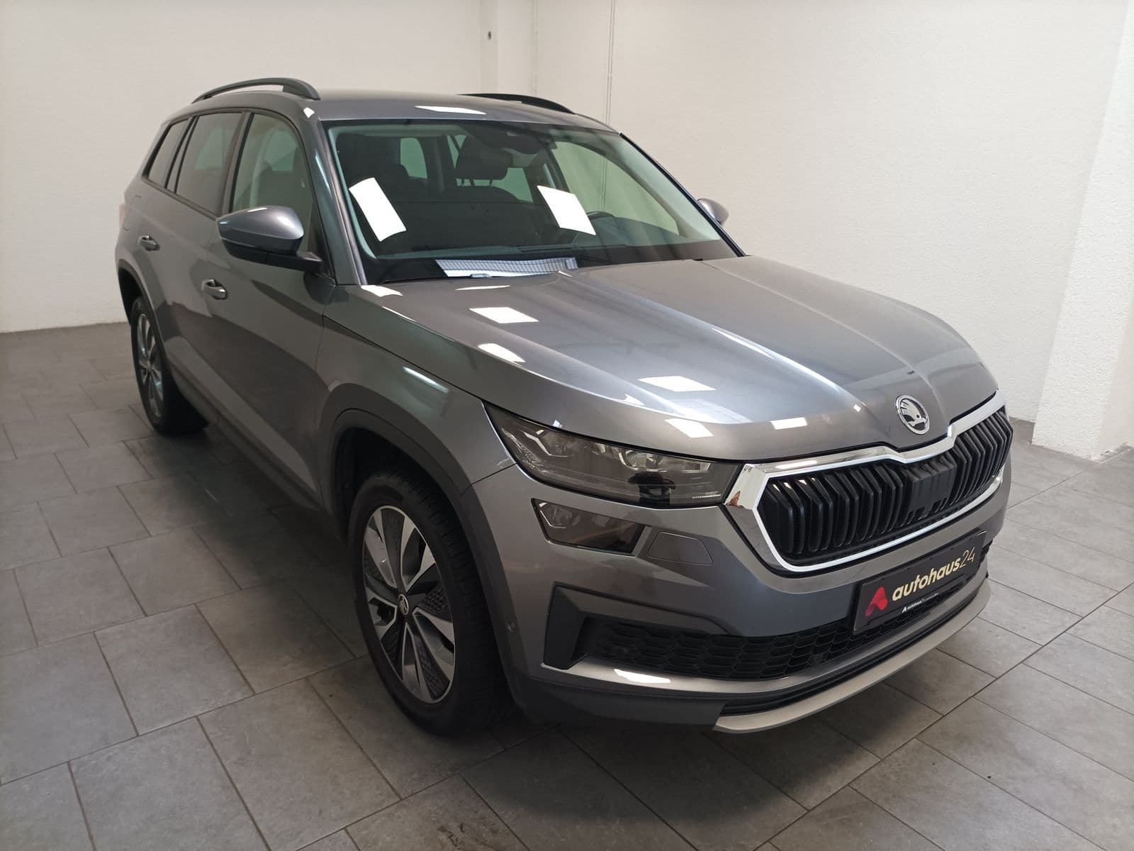 ŠKODA Kodiaq SUV / Crossover / Geländewagen SKODA Kodiaq 2.0l TDI DSG TOUR Sports Utility Vehicle #1