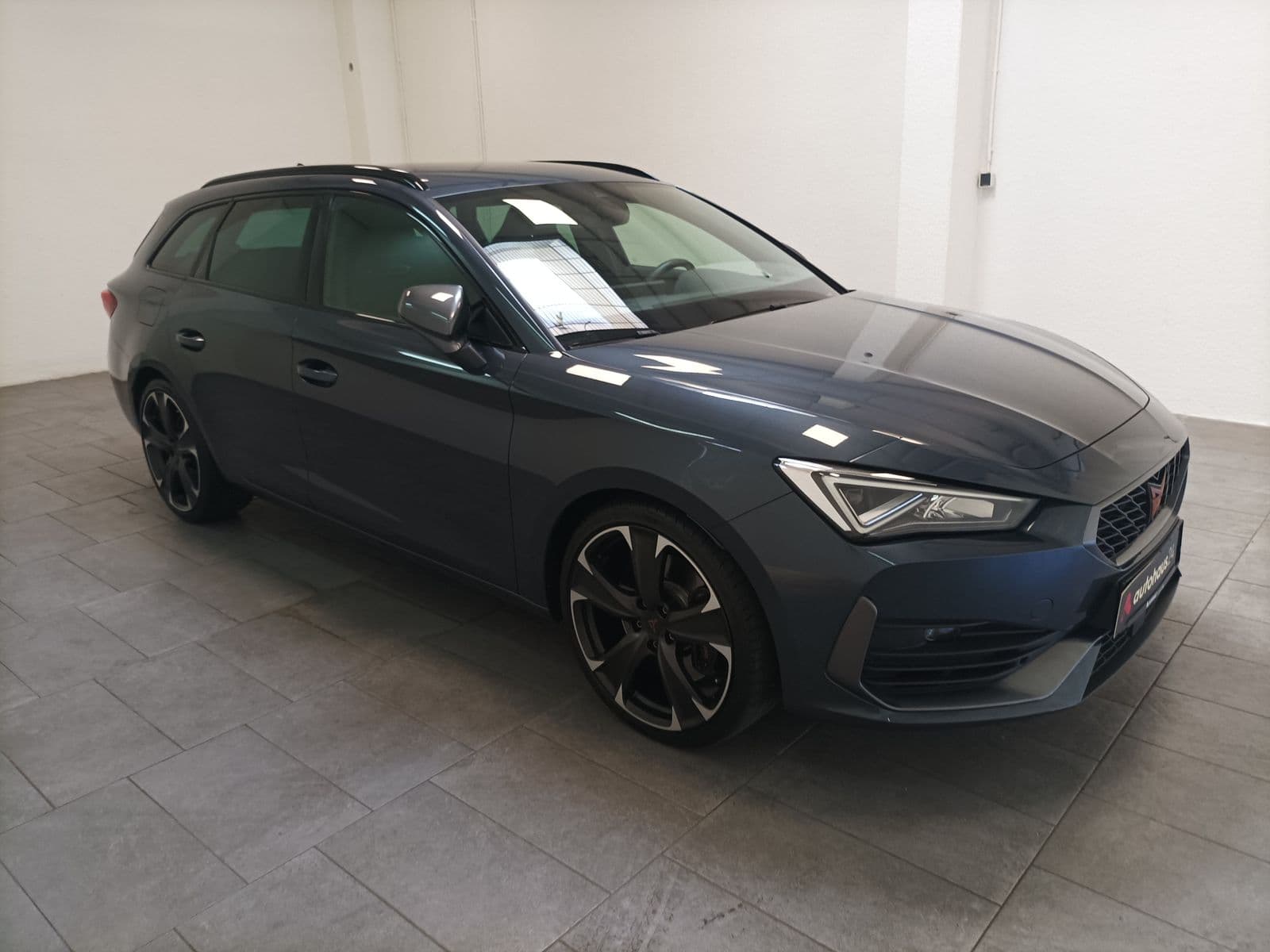 SEAT Leon Kombi CUPRA Leon 2.0 TSI 228kW VZ 4Drive DSG Sportstourer Kombi #1