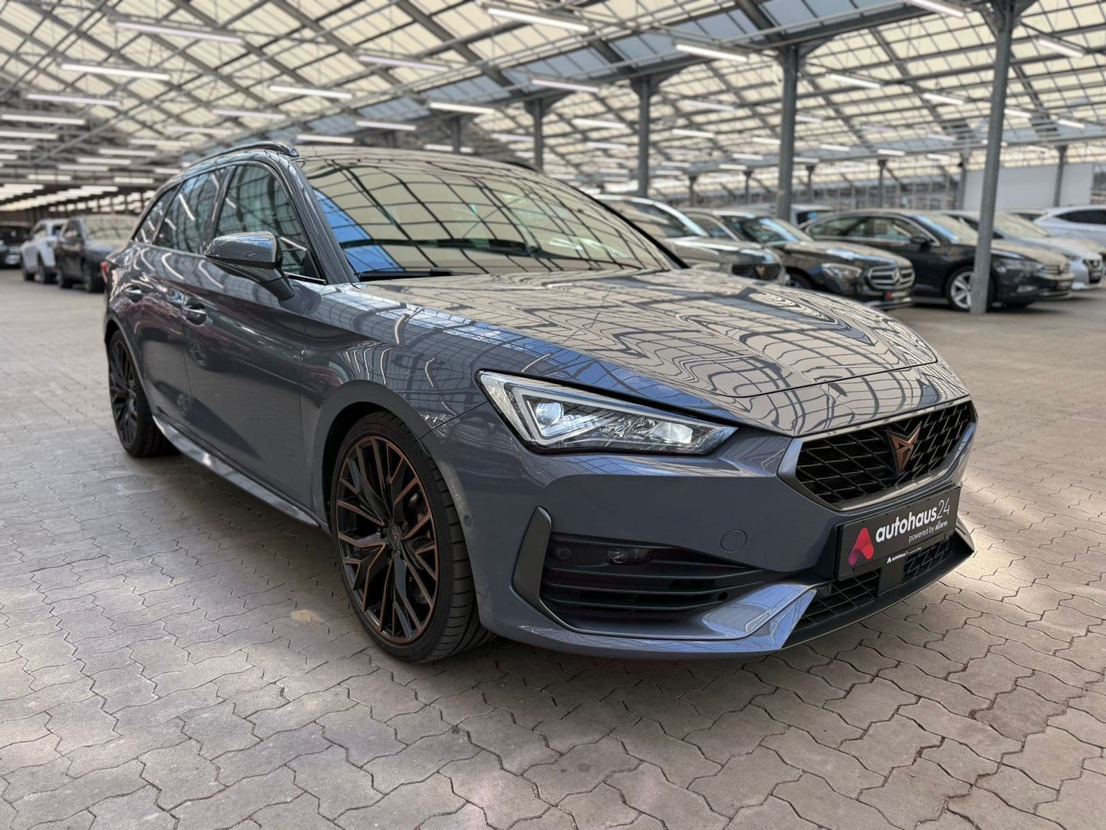 CUPRA Leon Kombi CUPRA Leon 2.0 TSI 228kW VZ 4Drive DSG Sportstourer Kombi #1