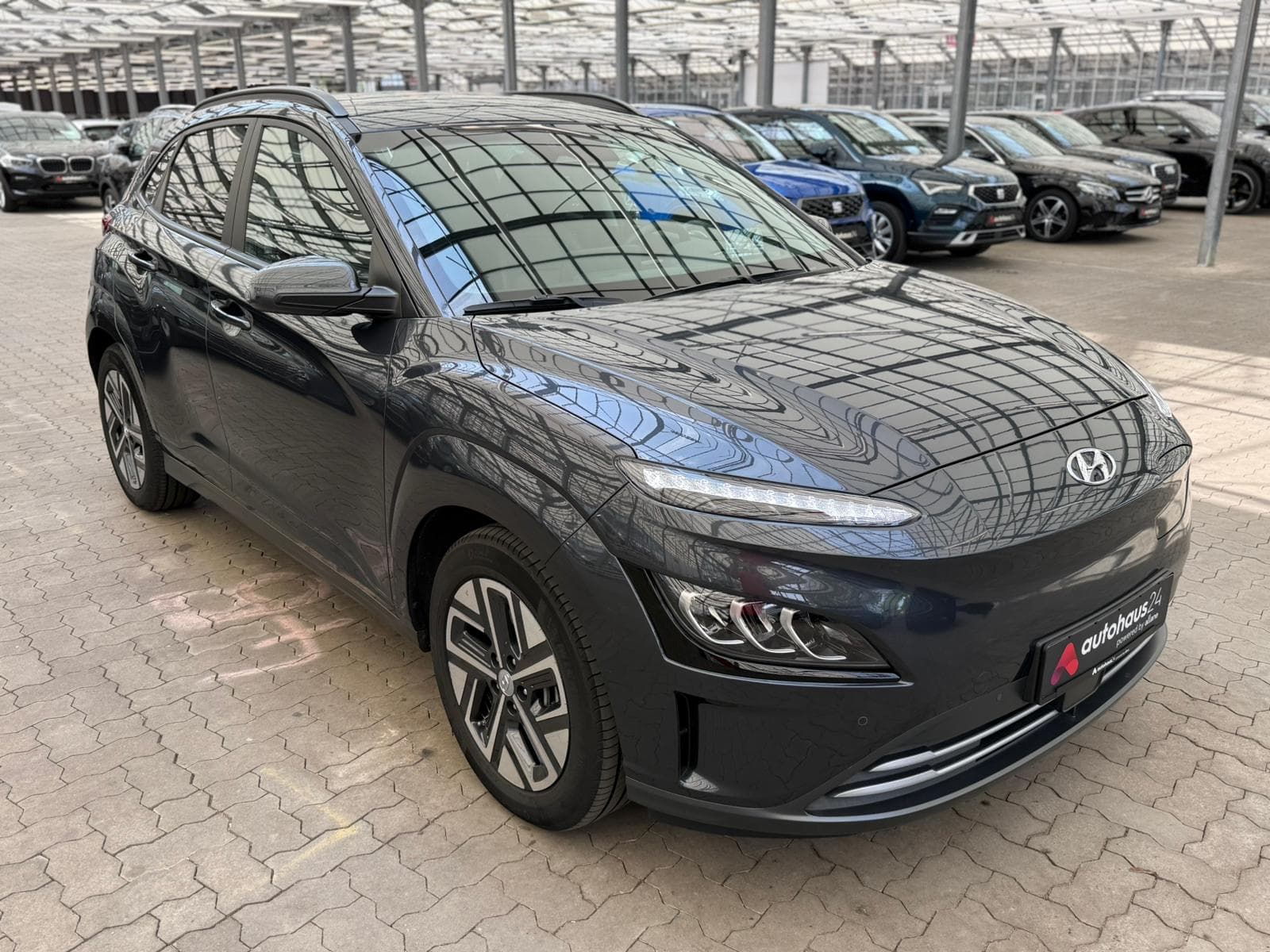 Hyundai Kona SUV / Crossover / Geländewagen HYUNDAI Kona ELEKTRO 150kW Select-Paket Sports Utility Vehicle #1