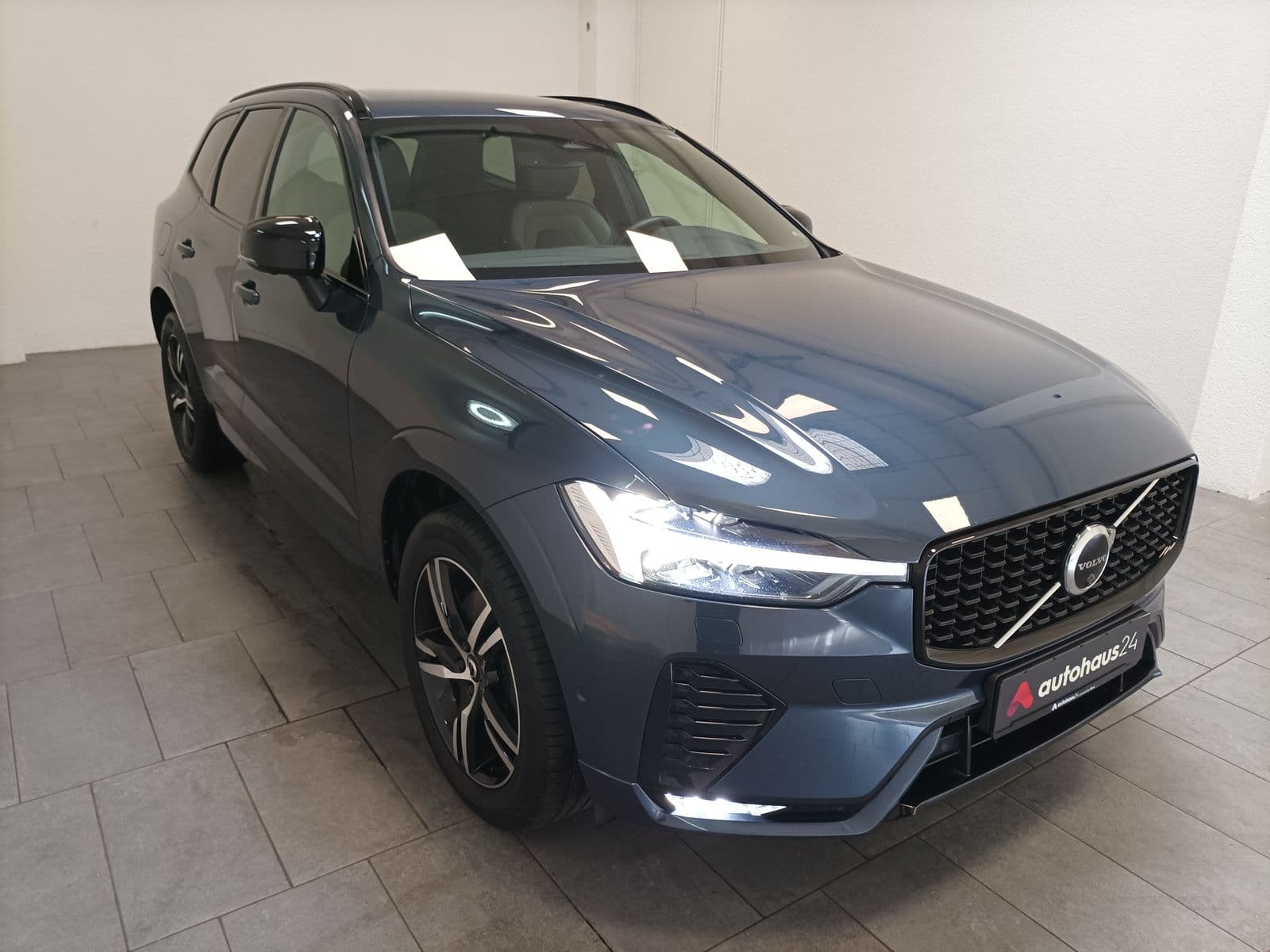 Volvo XC60 SUV / Crossover / Geländewagen VOLVO XC60 B4 D R Design Geartronic Sports Utility Vehicle #1