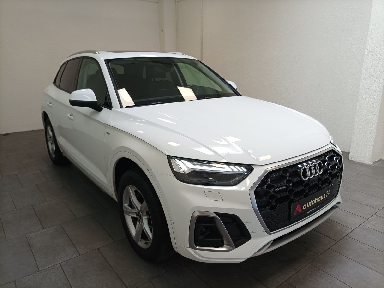 Audi Q5 SUV / Crossover / Geländewagen AUDI Q5 40 TDI S tronic quattro S line Sports Utility Vehicle #1