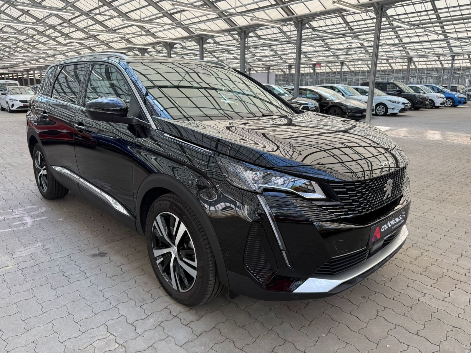 Peugeot 5008 SUV / Crossover / Geländewagen PEUGEOT 5008 BlueHDi 130 EAT8 GT Sports Utility Vehicle #1