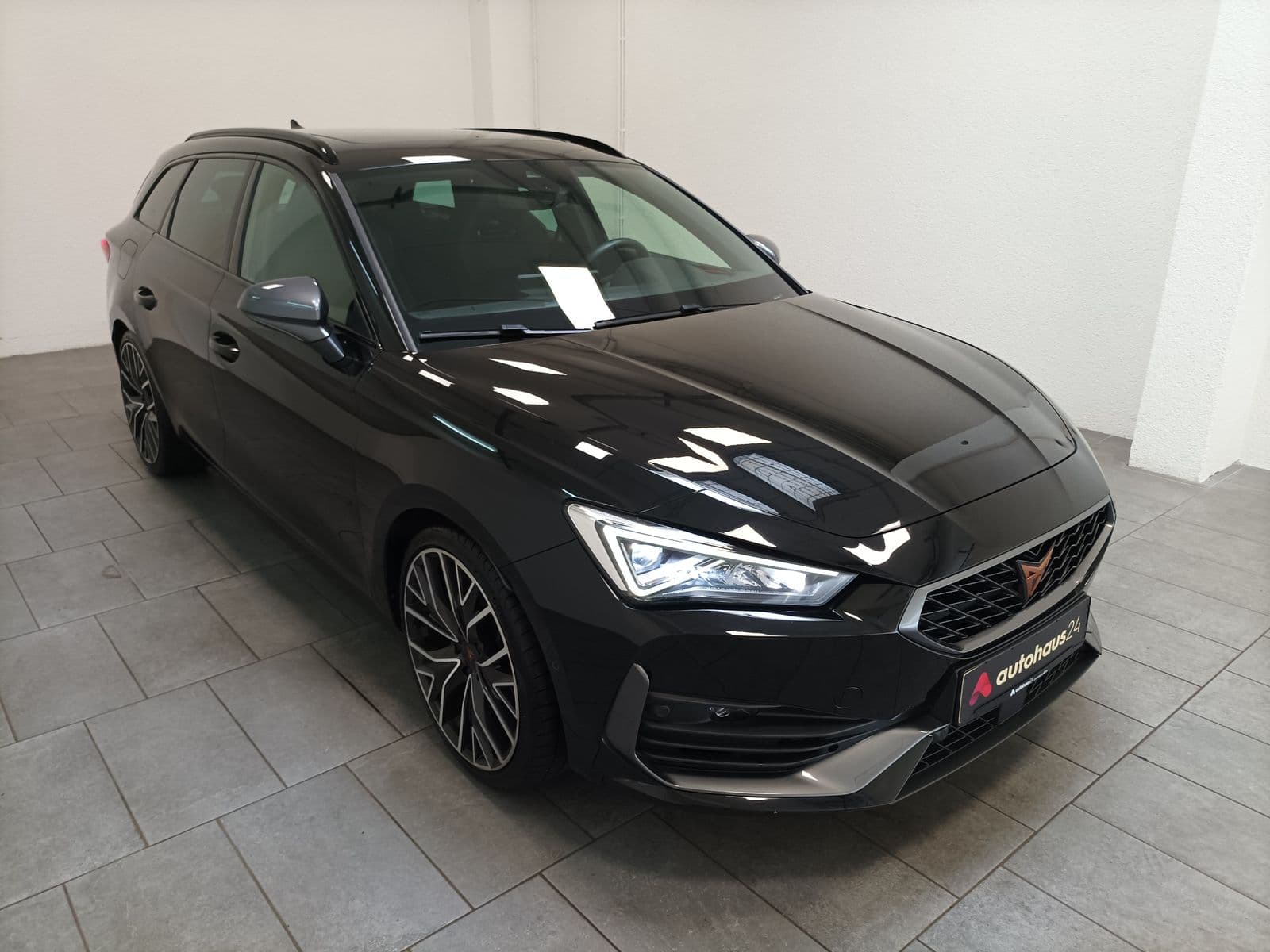 SEAT Leon Kombi CUPRA Leon 2.0 TSI 228kW VZ 4Drive DSG Sportstourer Kombi #1
