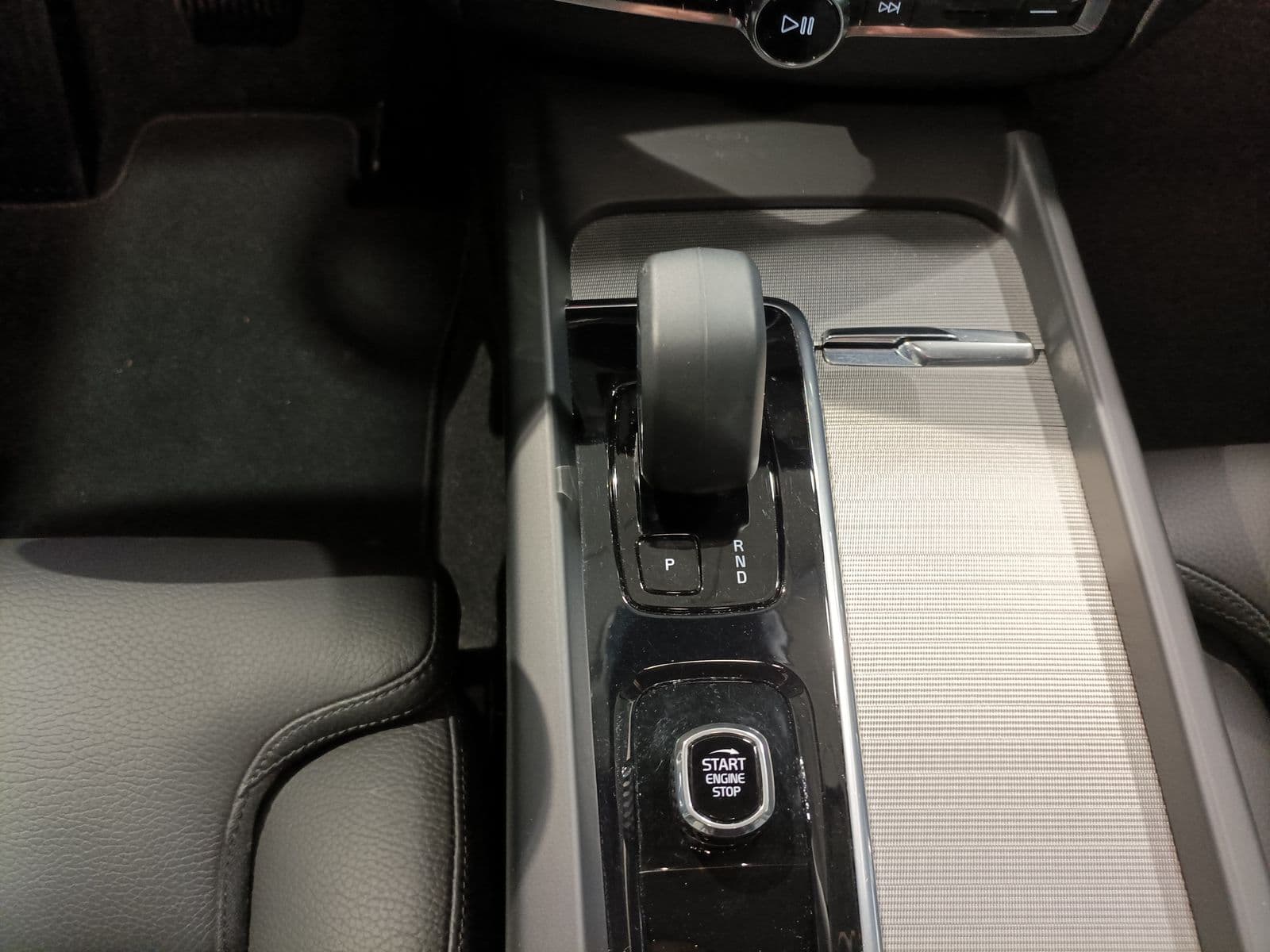 Volvo XC60 Geländewagen/SUV XC 60 B5  AWD Plus Dark #12