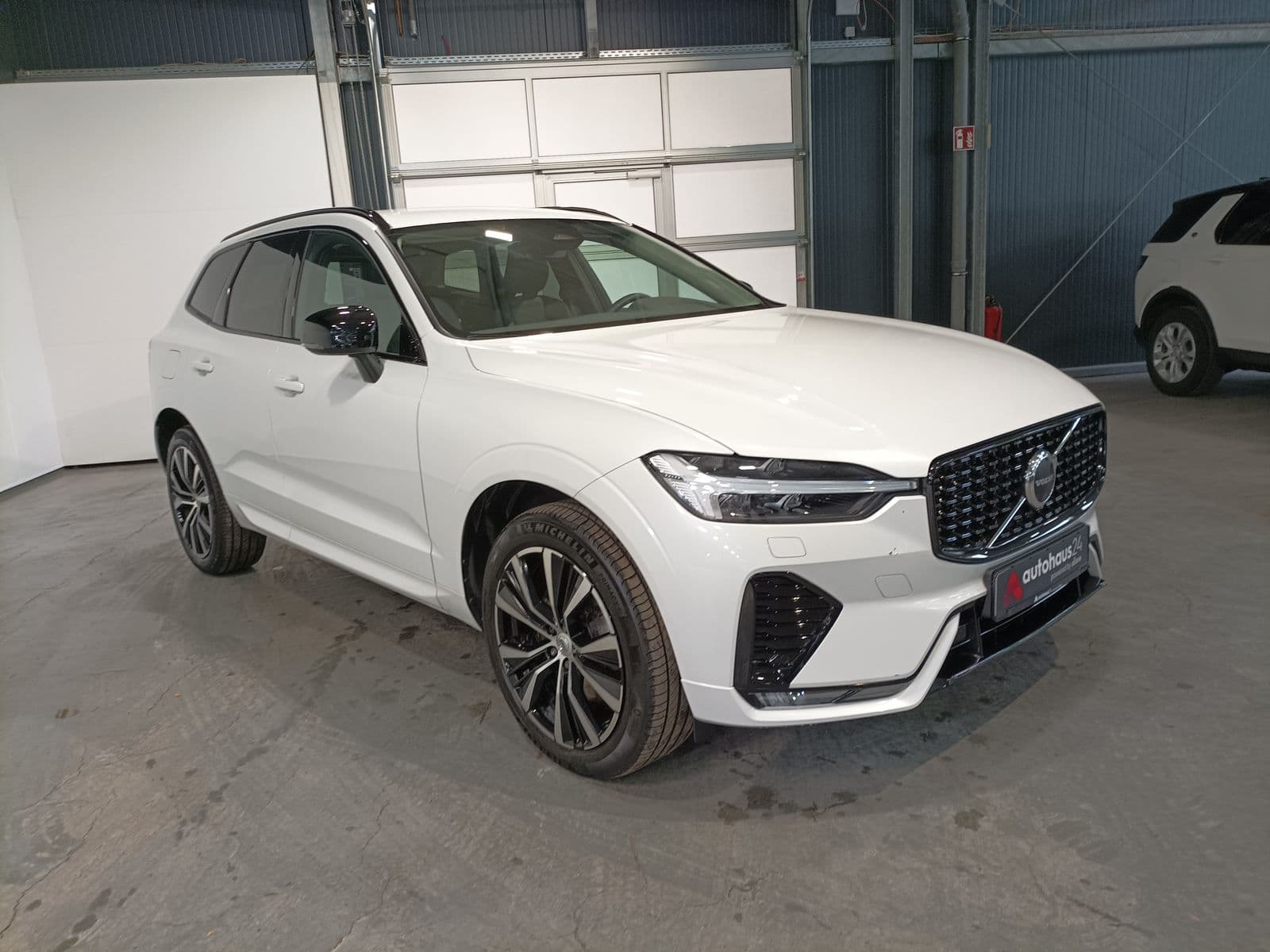 Volvo XC60 SUV / Crossover / Geländewagen VOLVO XC60 B5 AWD Plus Dark Auto Sports Utility Vehicle #1