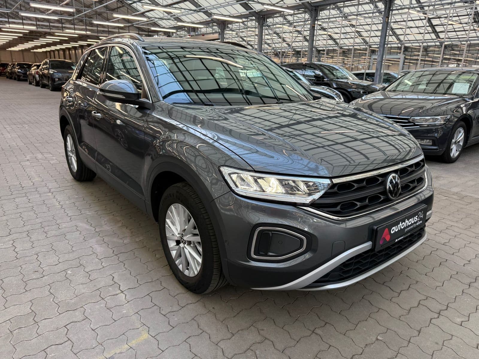 Volkswagen T-Roc SUV / Crossover / Geländewagen VOLKSWAGEN T-Roc 1.5 TSI OPF DSG Life Sports Utility Vehicle #1